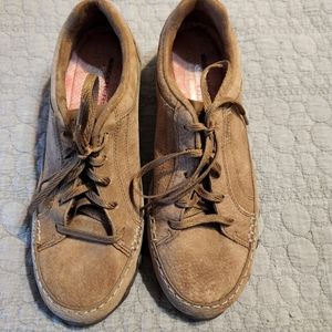 Sketchers relaxed fit suede sneakers